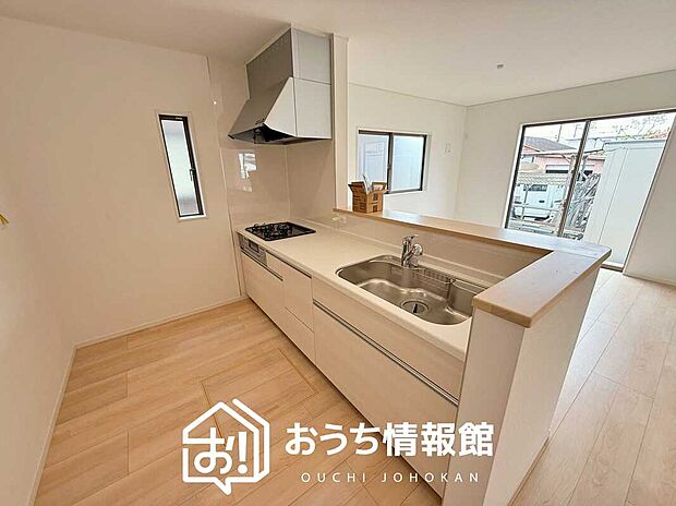 【現地写真（キッチン）】収納たっぷりのシステムキッチン、浄水器付水栓を標準装備しています。