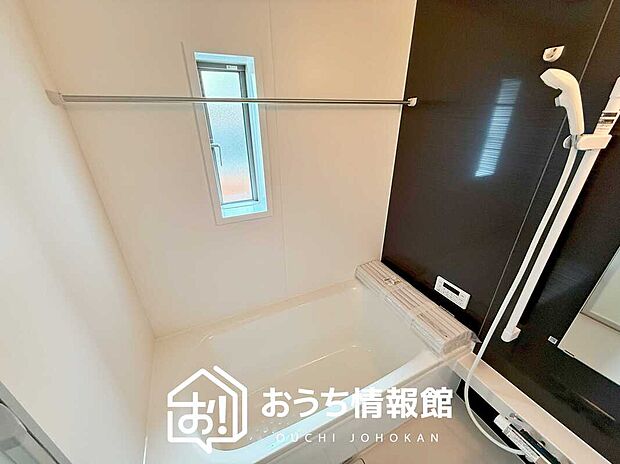 【現地写真（浴室）】浴室暖房乾燥機付き。１坪タイプで広々です。