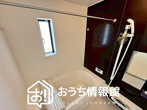 【現地写真（浴室）】浴室暖房乾燥機付き。１坪タイプで広々です。