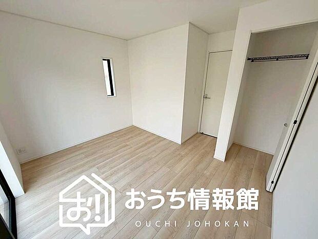 【現地写真（寝室）】木目の美しさを際立たせるシンプルデザインの建具を使用しています。