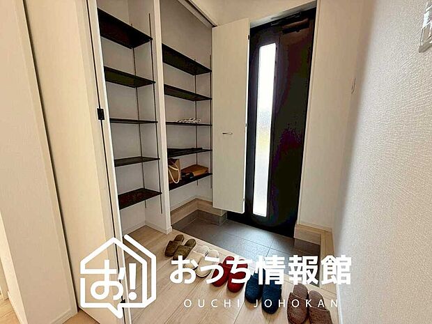 【現地写真（玄関）】玄関には、大型のシューズ収納を設置しています。