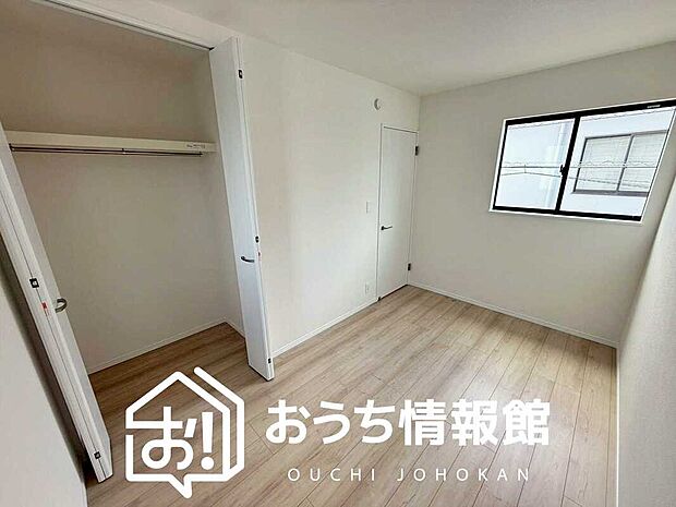 【現地写真（寝室）】木目の美しさを際立たせるシンプルデザインの建具を使用しています。