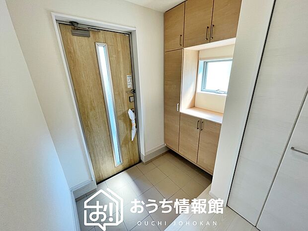 【現地写真(玄関)】玄関には、大型のシューズ収納を設置しています。