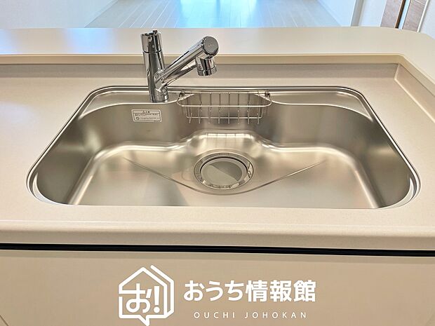 【浄水器内臓型ハンドシャワー付シンク】傷や汚れが付きにくい静音仕様の全面エンボス加工シンク。
また、蛇口の先端に浄水器を内蔵。浄水シャワーが使える毎分4リットルのたっぷり浄水。