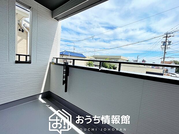 【バルコニー】奥行きが広く、洗濯物をゆったりと干せる十分な広さで、家族の洗濯も捗ります。