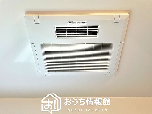 【浴室暖房換気乾燥機】寒い冬場はあたたかく、暑い夏場は扇風機のような心地よさです。
雨の日は、浴室が衣類乾燥スペースになります。
