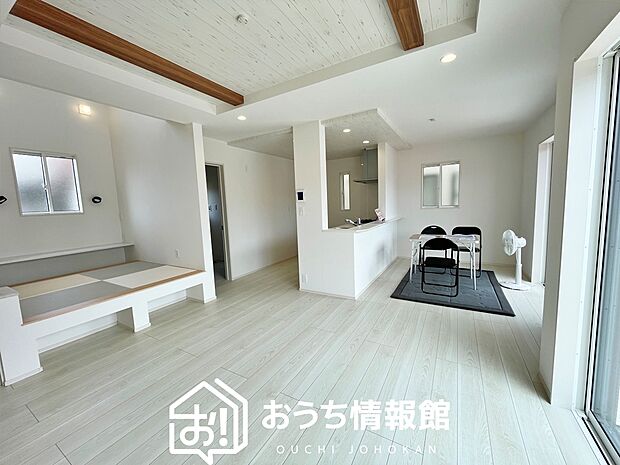 【現地写真（リビング）】フローリング材には、木目、色調など木材特有の風合いがあり、ナチュラルな美しさになっています。