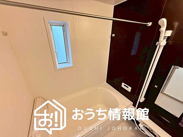 【現地写真（浴室）】浴室暖房乾燥機付き。１坪タイプで広々です。