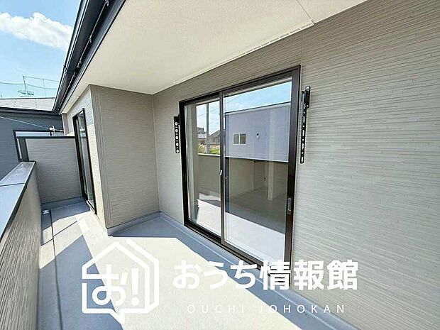 【バルコニー】奥行きが広く、洗濯物をゆったりと干せる十分な広さで、家族の洗濯も捗ります。