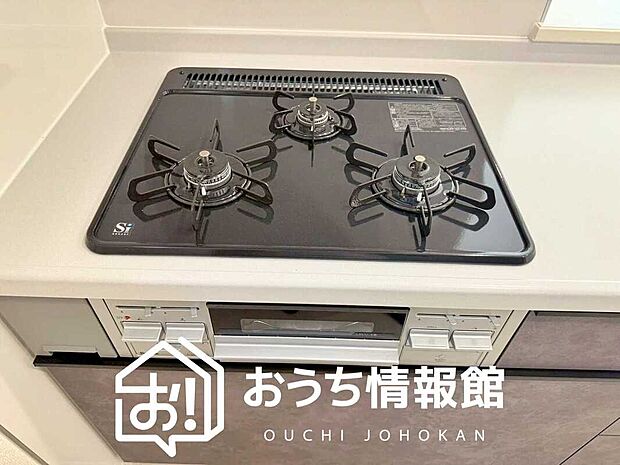 【ビルトインコンロ】フラットな構造で清掃性が高く、過熱防止センサー付３口タイプで日頃の家事も快適です。