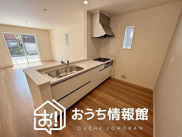 【現地写真（キッチン）】収納たっぷりのシステムキッチン、浄水器付水栓を標準装備しています。