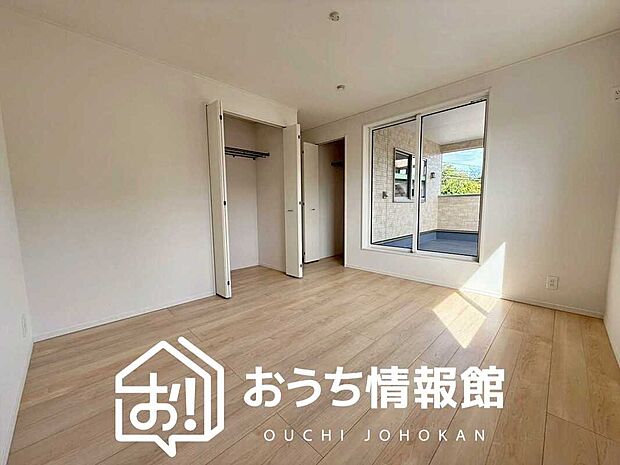 【現地写真（寝室）】木目の美しさを際立たせるシンプルデザインの建具を使用しています。
