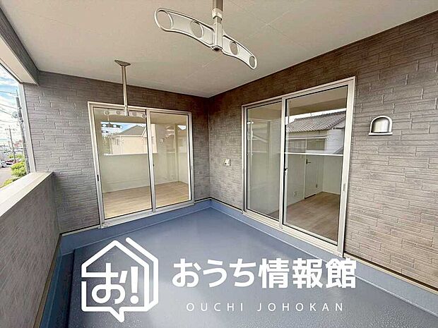 【バルコニー】奥行きが広く、洗濯物をゆったりと干せる十分な広さで、家族の洗濯も捗ります。