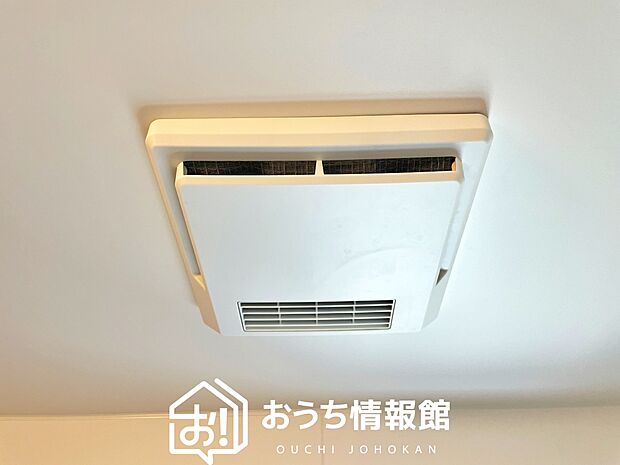 【浴室暖房換気乾燥機】サイドブロー機能で、乾燥効率アップです。
サイドに吹き出しを搭載することにより浴室内を端まで循環する気流ができ、さらに省エネ性能がアップします。
