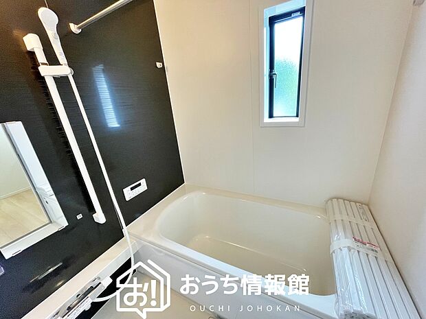 【現地写真（浴室）】浴室暖房乾燥機付き。１坪タイプで広々です。