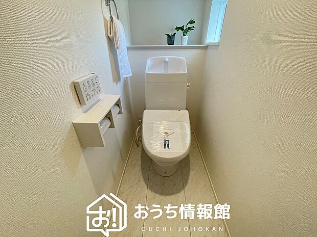 【トイレ】汚れてもサッとひと拭きでお手入れ簡単、エコ仕様の温水洗浄便座付きのトイレです。
バリアフリーにも配慮しています。
