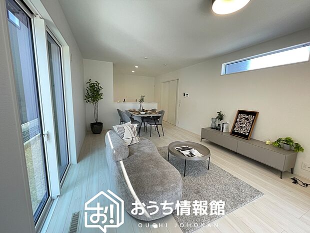 【現地写真（リビング）】フローリング材には、木目、色調など木材特有の風合いがあり、ナチュラルな美しさになっています。