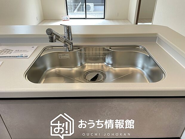 【浄水器内臓型ハンドシャワー付シンク】傷や汚れが付きにくい静音仕様の全面エンボス加工シンク。
また、蛇口の先端に浄水器を内蔵。浄水シャワーが使える毎分4リットルのたっぷり浄水。