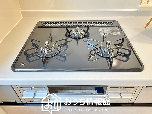 【ビルトインコンロ】フラットな構造で清掃性が高く、過熱防止センサー付３口タイプで日頃の家事も快適です。