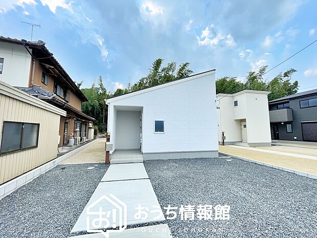 【現地写真（外観）【3号地】】軽くて火災に強い屋根材を採用し、地震時の建物への負担や揺れを軽減しています。