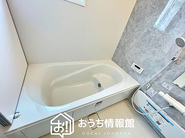 【現地写真（浴室）】浴室暖房乾燥機付き。１坪タイプで広々です。