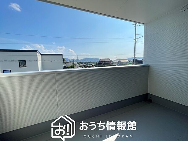 【バルコニー】奥行きが広く、洗濯物をゆったりと干せる十分な広さで、家族の洗濯も捗ります。