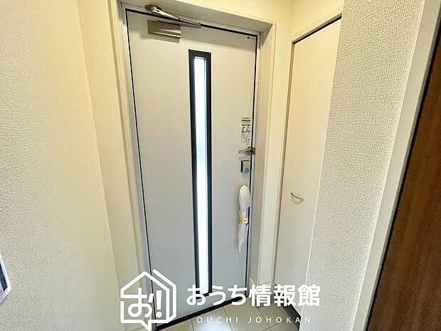 【現地写真（玄関）】玄関には、大型のシューズ収納を設置しています。