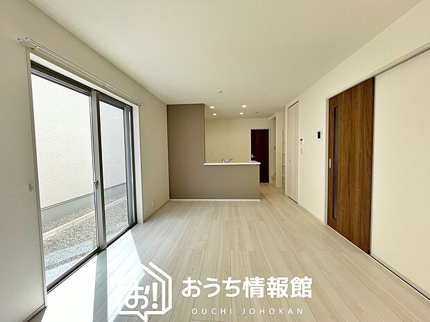 【現地写真（リビング）】フローリング材には、木目、色調など木材特有の風合いがあり、ナチュラルな美しさになっています。