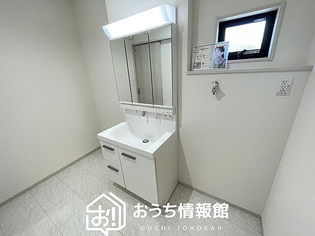 【洗面台・洗面所】鏡の両サイドは、必要なものを取出しやすく、大きな鏡面で朝の準備も快適。
使いやすいリフトアップ機能付きのシングルレバーシャワー水栓付です。