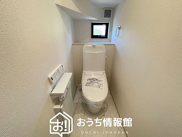 【トイレ】汚れてもサッとひと拭きでお手入れ簡単、エコ仕様の温水洗浄便座付きのトイレです。
バリアフリーにも配慮しています。