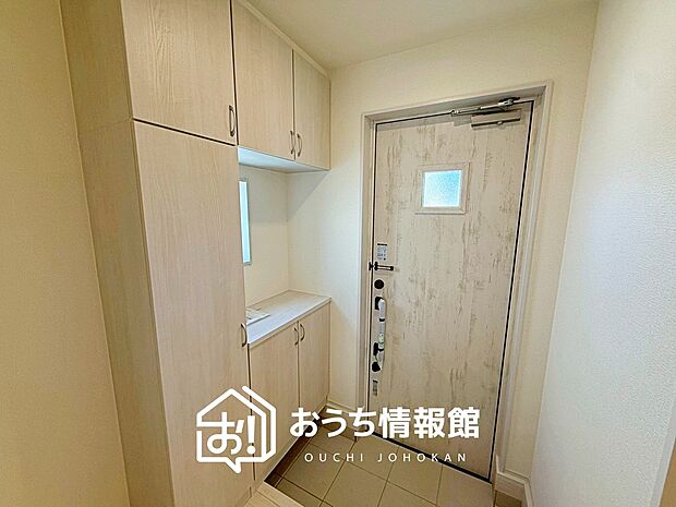 【現地写真（玄関）】玄関には、大型のシューズ収納を設置しています。