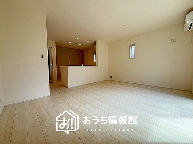 【現地写真（リビング）】フローリング材には、木目、色調など木材特有の風合いがあり、ナチュラルな美しさになっています。