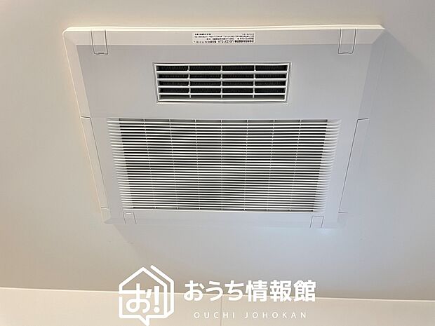 【電気式浴室暖房換気乾燥機】寒い冬場はあたたかく、暑い夏場は扇風機のような心地よさです。
雨の日は、浴室が衣類乾燥スペースになります。