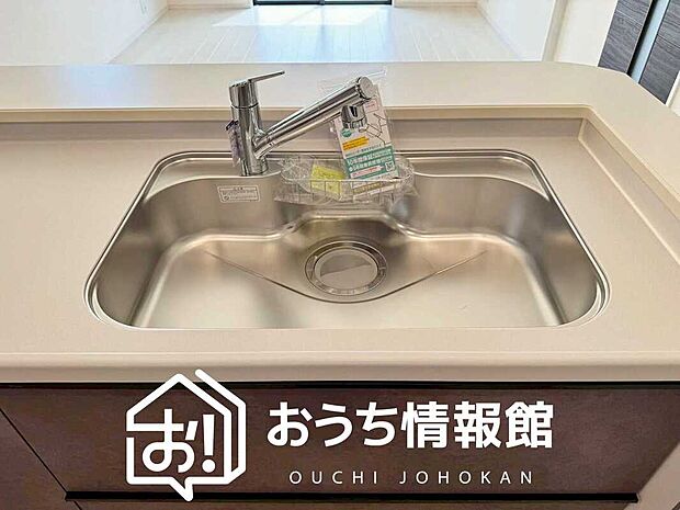 【浄水器内臓型ハンドシャワー付シンク】傷や汚れが付きにくい静音仕様の全面エンボス加工シンク。
また、蛇口の先端に浄水器を内蔵。浄水シャワーが使える毎分4リットルのたっぷり浄水。
