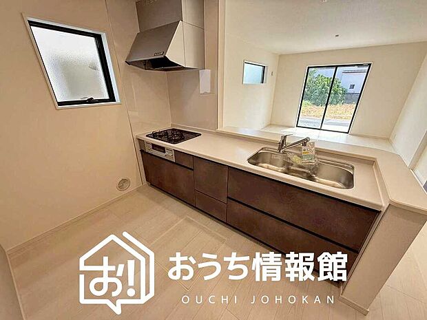 【現地写真（キッチン）】収納たっぷりのシステムキッチン、浄水器付水栓を標準装備しています。