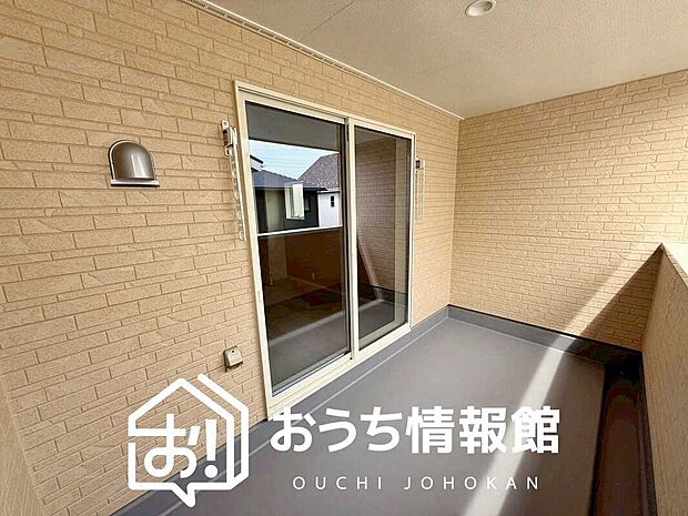 【バルコニー】奥行きが広く、洗濯物をゆったりと干せる十分な広さで、家族の洗濯も捗ります。