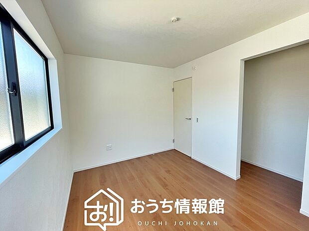 【現地写真（洋室）】木目の美しさを際立たせるシンプルデザインの建具を使用しています。