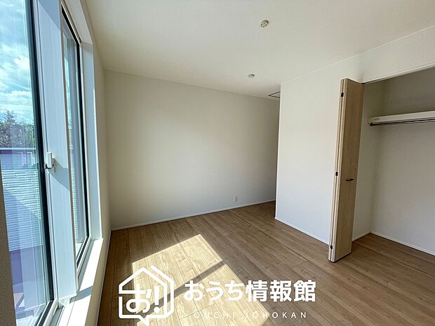 【現地写真(洋室)】木目の美しさを際立たせるシンプルデザインの建具を使用しています。