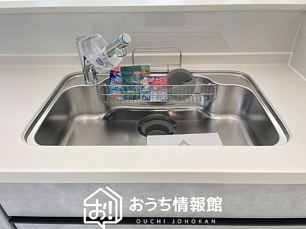 【浄水器内臓ハンドシャワー付シンク】広々とした凸型シンクに洗剤ポケットを標準装備。すっきり収納できます。
また、蛇口の先端に浄水器を内蔵しているため場所をとりません。