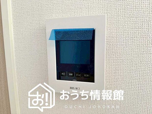 【TVモニター付インターホン】玄関の子機にカメラが付いており、来訪者の顔を確認できるため、音声だけの対応とは安心感が違います。
また、ハンズフリー通話で受話器を持つわずらわしさを解消できます。