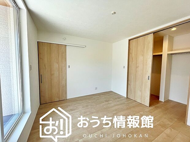 【現地写真（寝室）】木目の美しさを際立たせるシンプルデザインの建具を使用しています。