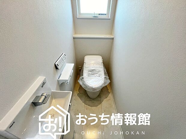 【トイレ】汚れてもサッとひと拭きでお手入れ簡単、エコ仕様の温水洗浄便座付きのトイレです。
バリアフリーにも配慮しています。