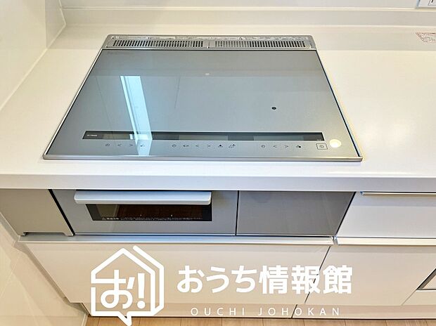 【ビルトインコンロ】フラットな構造で清掃性が高く、過熱防止センサー付３口タイプで日頃の家事も快適です。