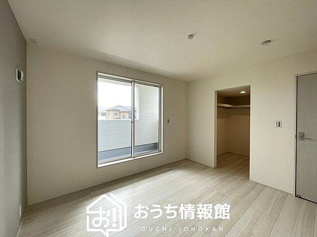 【現地写真（寝室）】木目の美しさを際立たせるシンプルデザインの建具を使用しています。