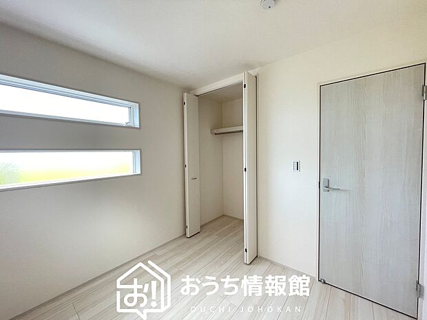 【現地写真（洋室）】木目の美しさを際立たせるシンプルデザインの建具を使用しています。