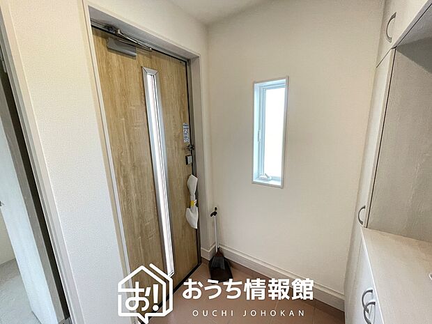 【現地写真（玄関）】玄関には、大型のシューズ収納を設置しています。
