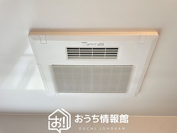 【電気式浴室暖房換気乾燥機】寒い冬場はあたたかく、暑い夏場は扇風機のような心地よさです。
雨の日は、浴室が衣類乾燥スペースになります。
