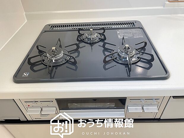 【ビルトインコンロ】フラットな構造で清掃性が高く、過熱防止センサー付３口タイプで日頃の家事も快適です。