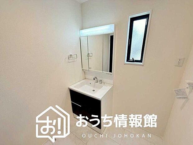 【洗面台・洗面所】鏡の両サイドは、必要なものを取出しやすく、大きな鏡面で朝の準備も快適。
使いやすいリフトアップ機能付きのシングルレバーシャワー水栓付です。
