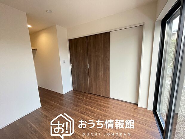 【現地写真（洋室）】木目の美しさを際立たせるシンプルデザインの建具を使用しています。